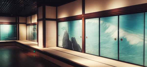 2020年上海博物馆推出的“沧海之虹:唐招提寺鉴真文物与东山魁夷隔扇画展”展出的东山魁夷隔扇巨作《涛声》